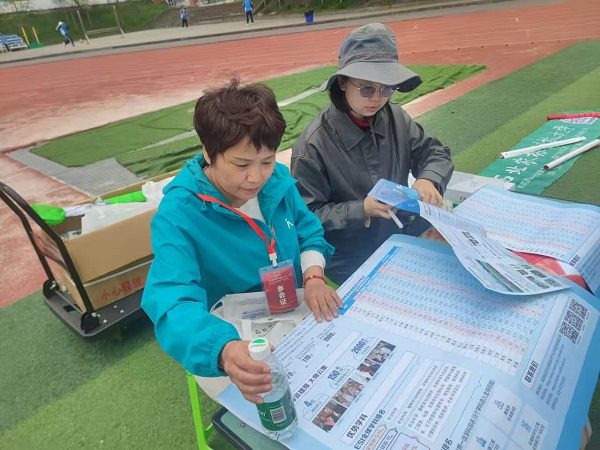 高柏、陈卓老师认真准备中 .jpg