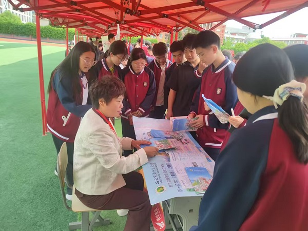 陈卓老师认真咨询中 .jpg