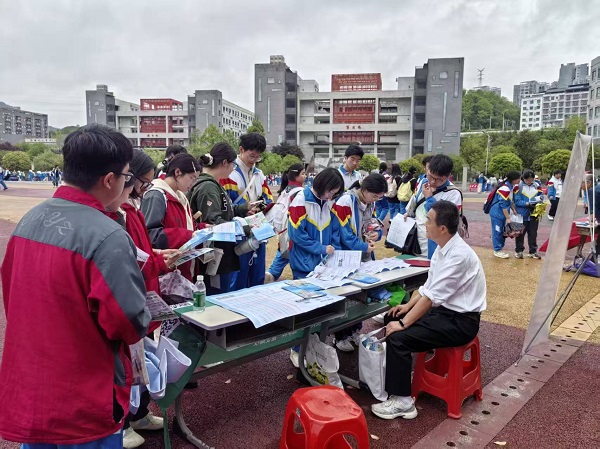 张进升老师认真咨询中 .jpg